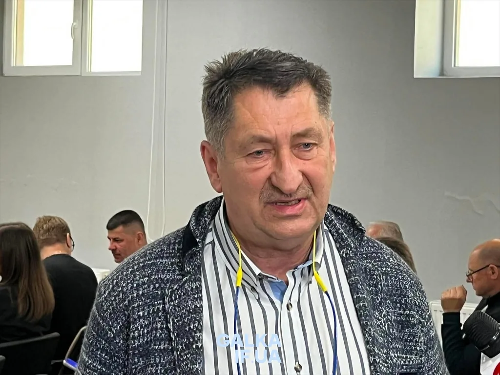 Чоловік говорить на зустрічі в офісі