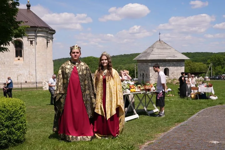 Люди в середньовічних костюмах на фестивалі просто неба