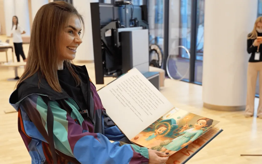 Жінка читає ілюстровану дитячу книгу у бібліотеці