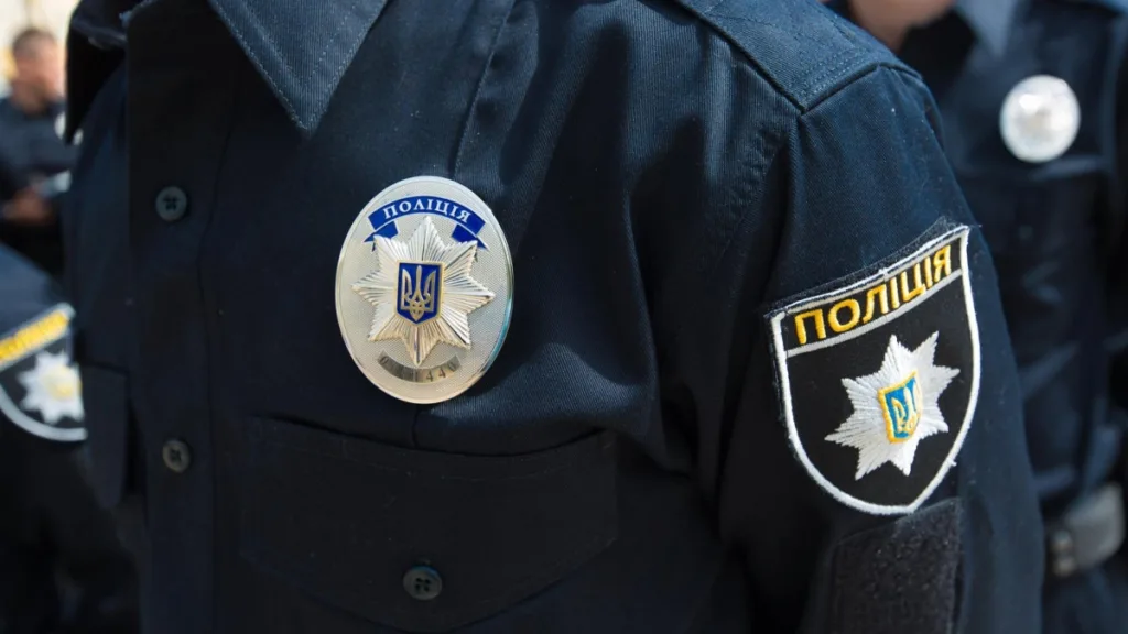 Форма українського поліцейського з гербом та жетоном