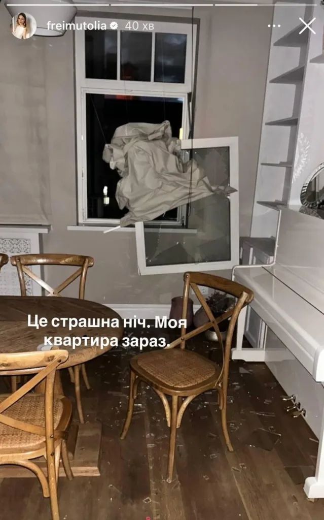 Зруйнована кімната з розбитим вікном і завісами