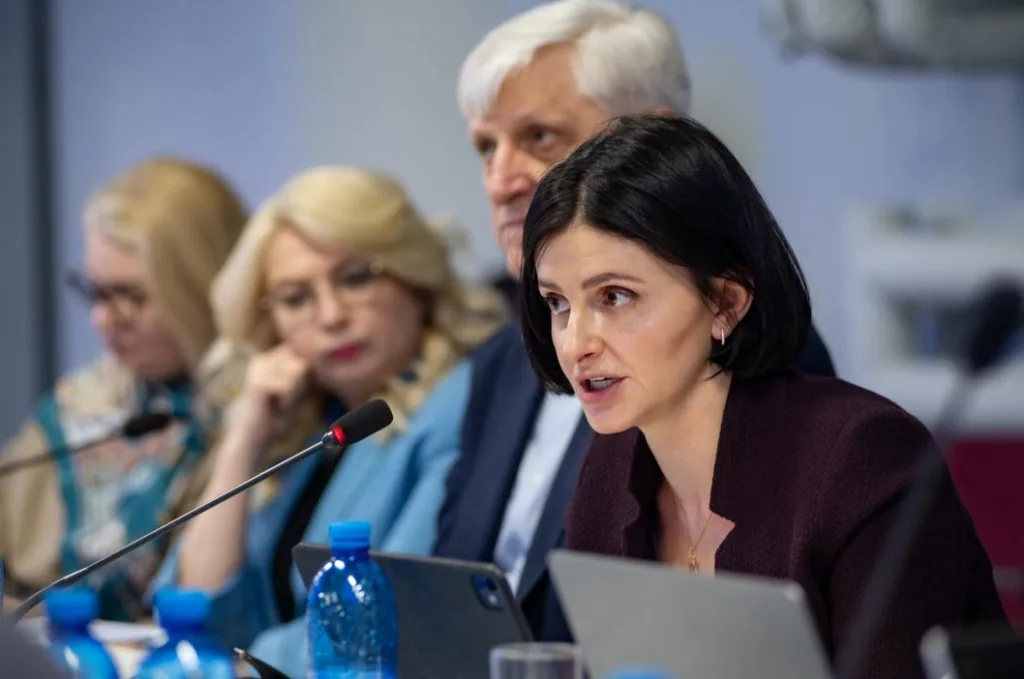 Жінка виступає на діловій зустрічі