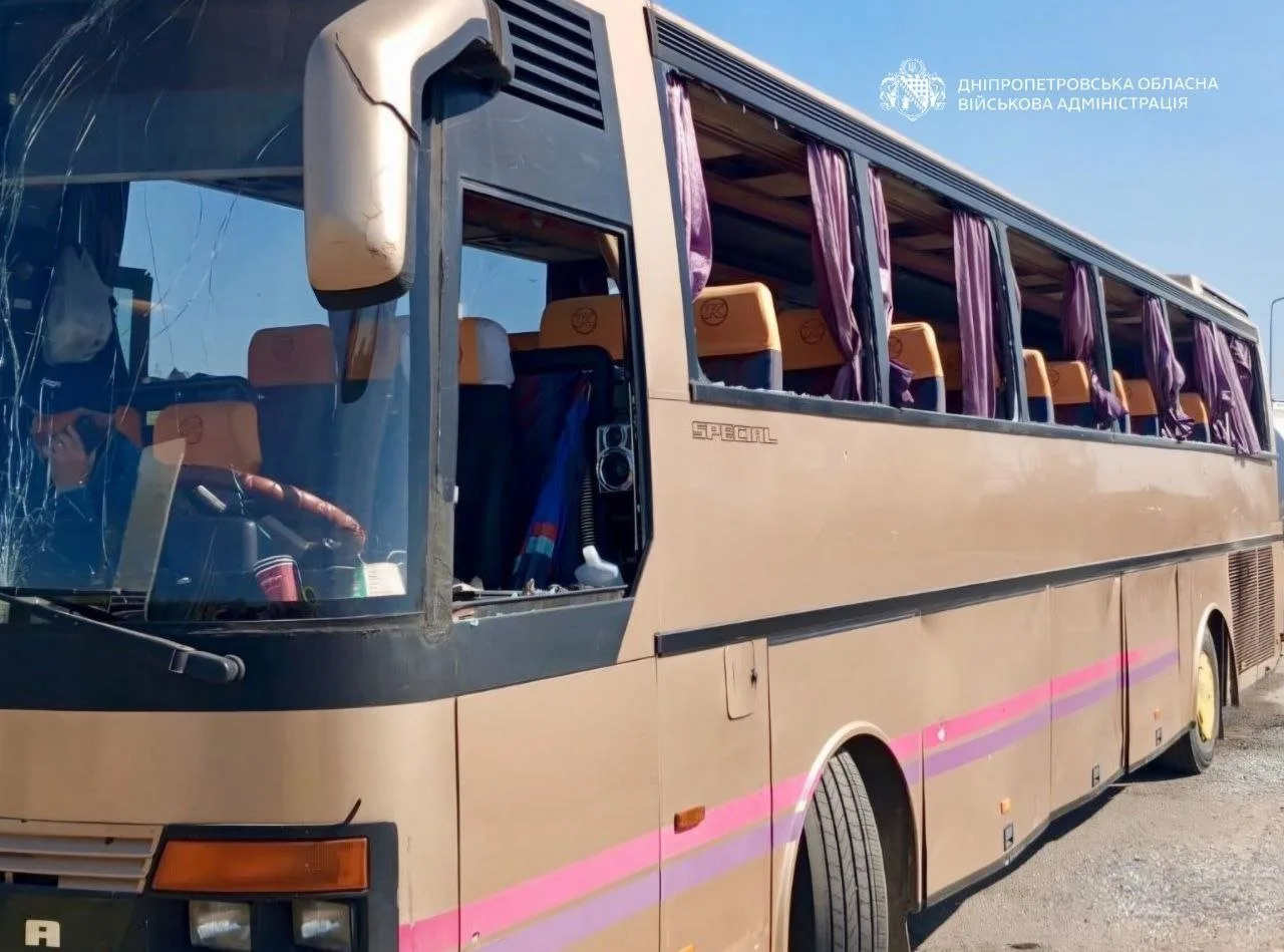 Пошкоджений пасажирський автобус на стоянці