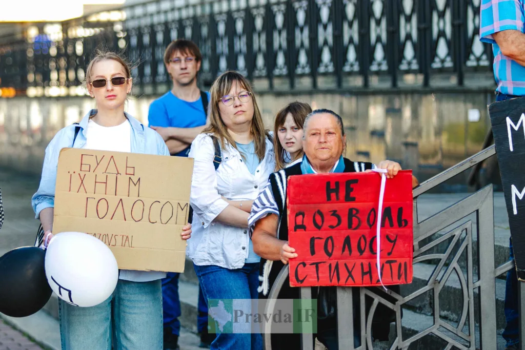 Люди тримають плакати на мирному мітингу