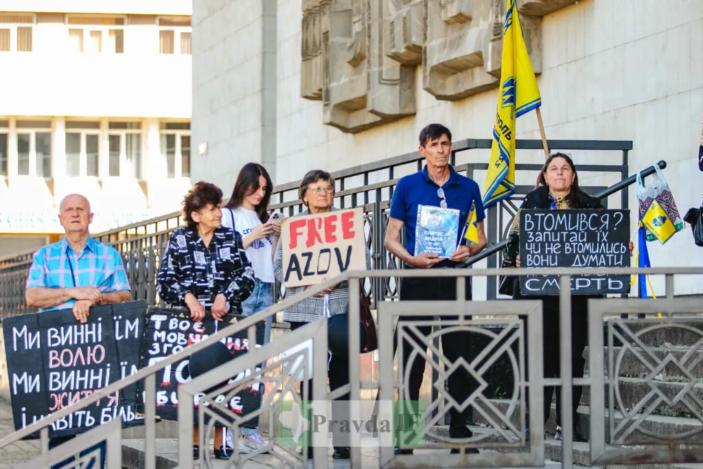 Люди з плакатами на мирному мітингу в Україні