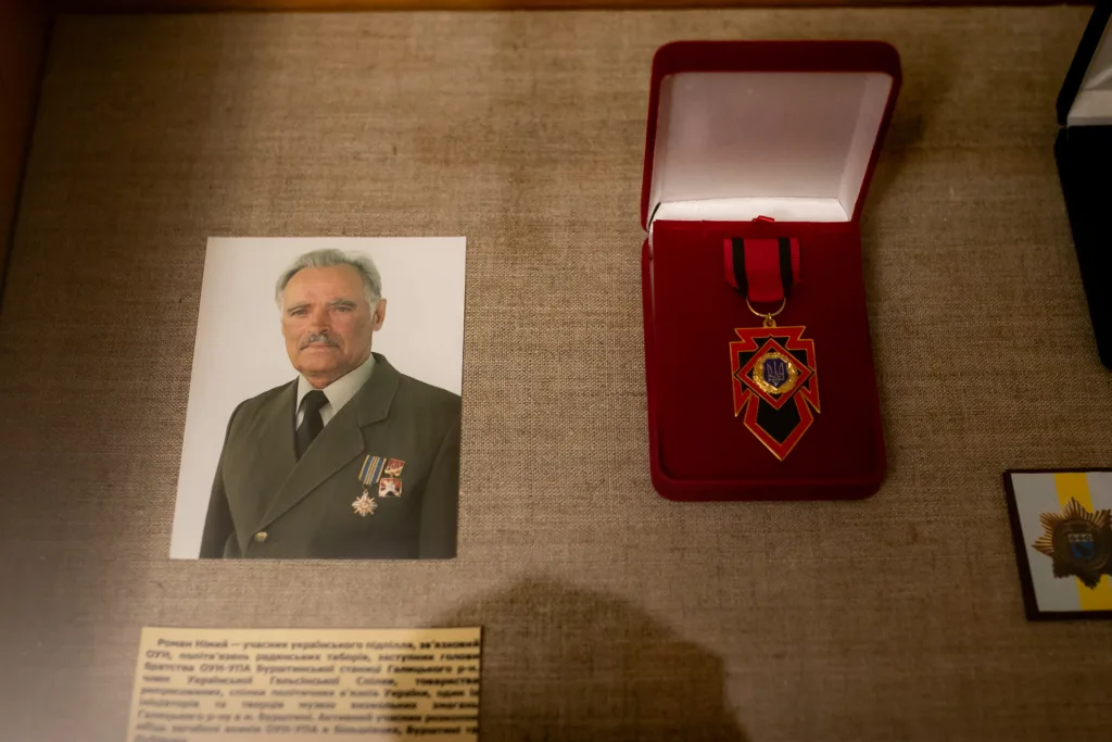 Фотографія ветерана та його медалі в рамці