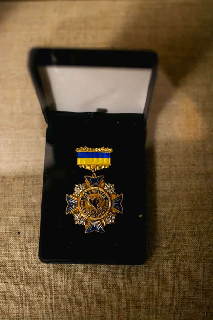Українська медаль у футлярі на тканині