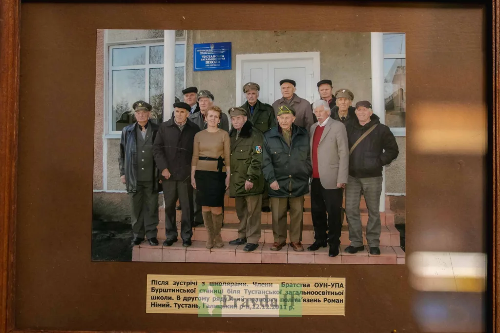 Групове фото ветеранів біля школи Тустань