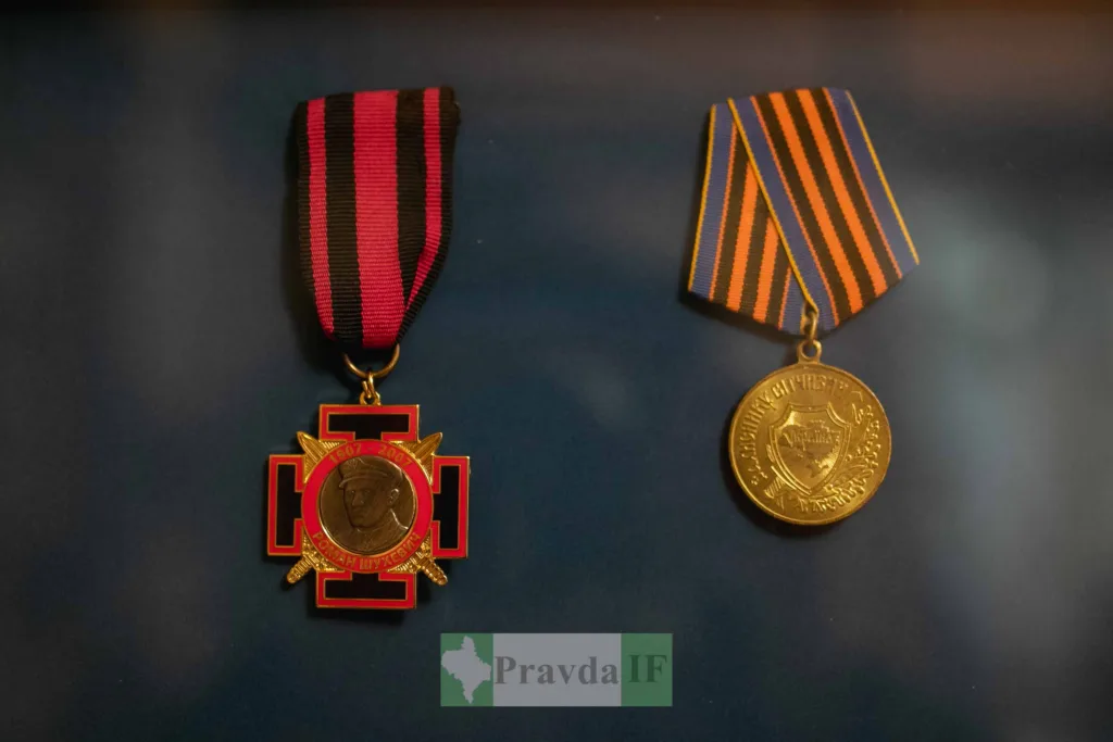 Дві військові медалі з кольоровими стрічками