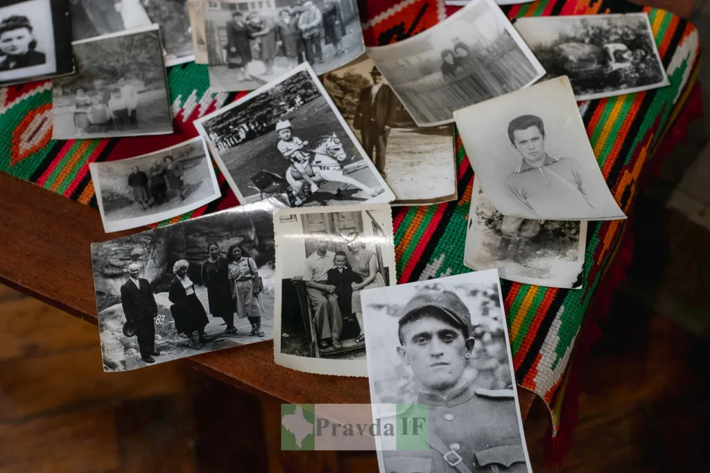 Старі чорно-білі фотографії на вишитій тканині