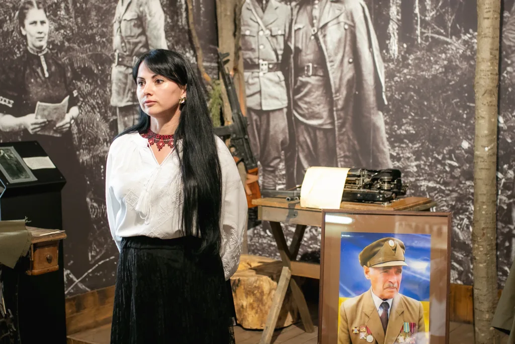 Жінка у музеї української історії