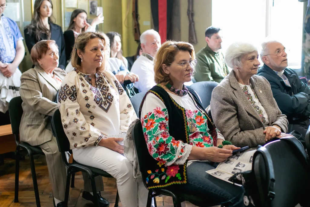 Люди у вишиванках на культурному заході