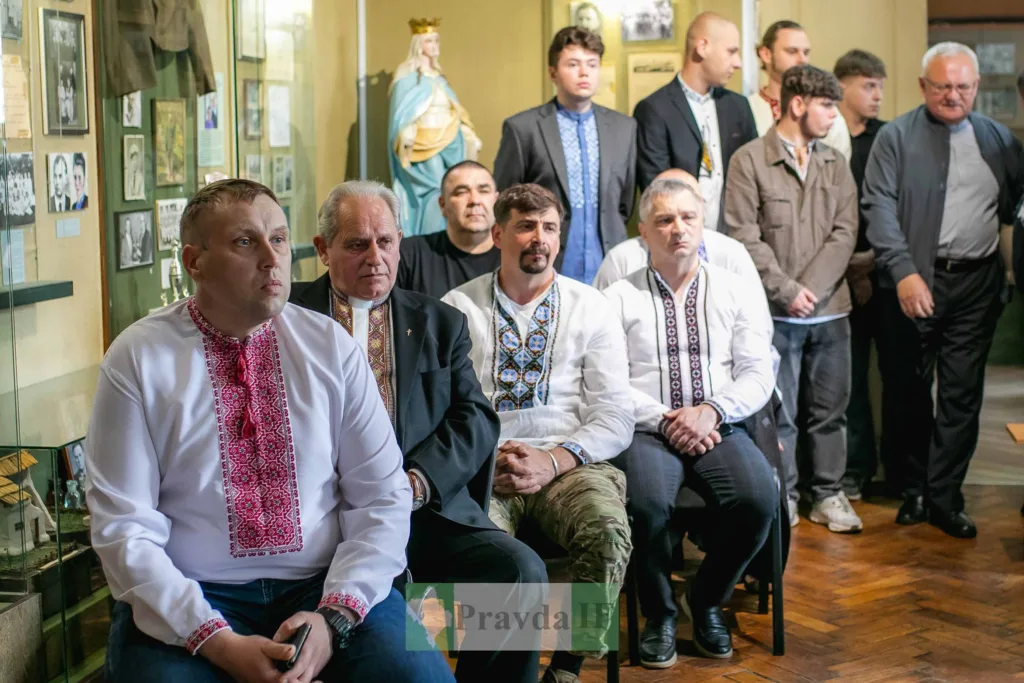 Чоловіки у вишиванках під час урочистого заходу