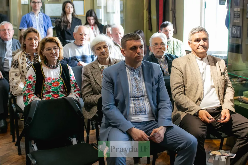 Люди на культурному заході в українських вишиванках