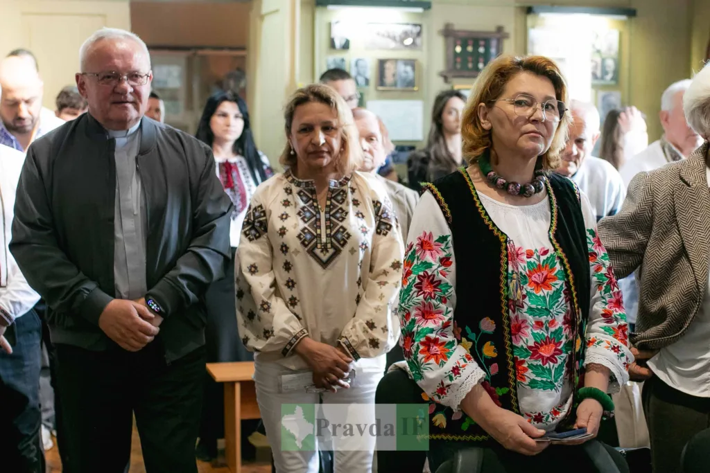 Люди у вишиванках на культурному заході