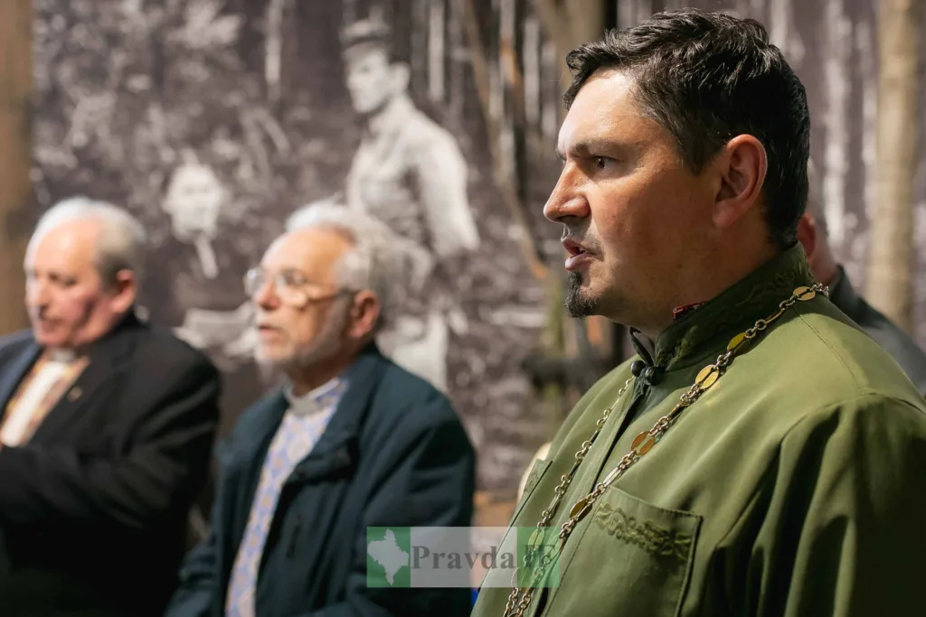 Священник і чоловіки на церемонії вшанування