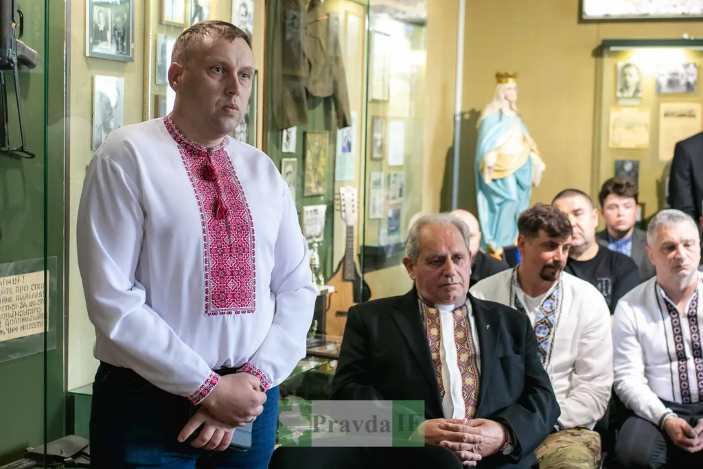 Чоловіки у вишиванках під час урочистого заходу