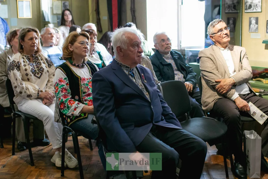 Люди на культурному заході у вишиванках