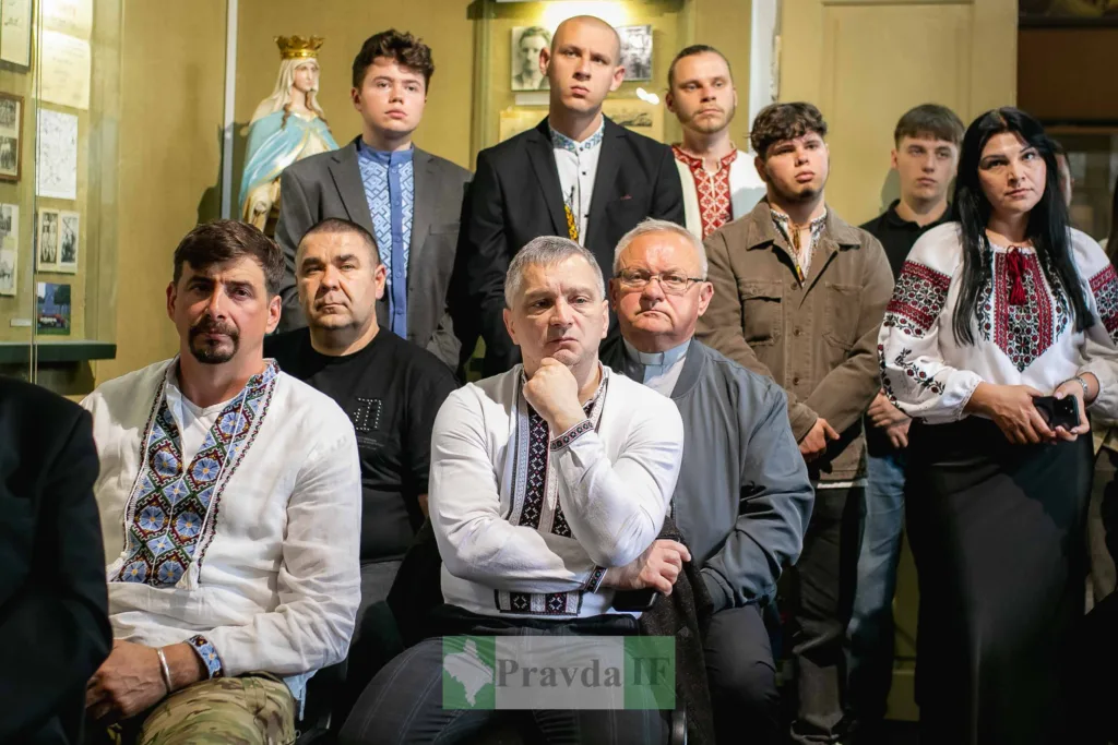 Люди у вишиванках на культурному заході
