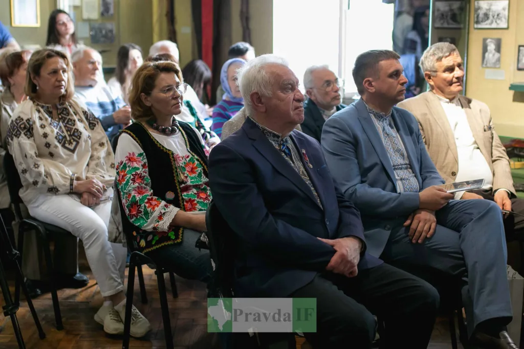 Люди на культурному заході у вишиванках