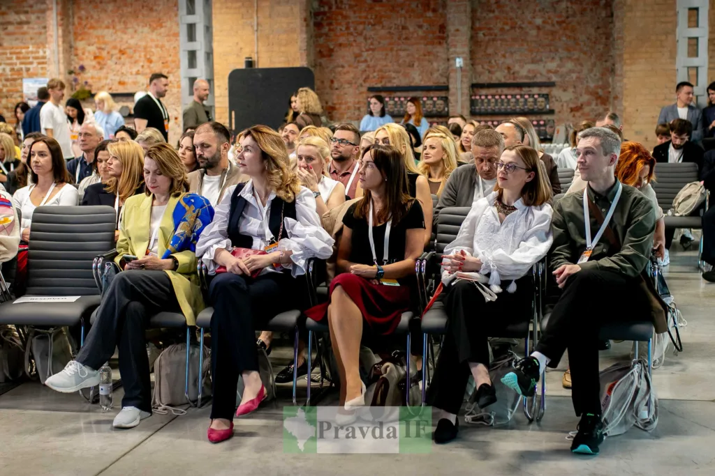 Люди на конференції в сучасному приміщенні