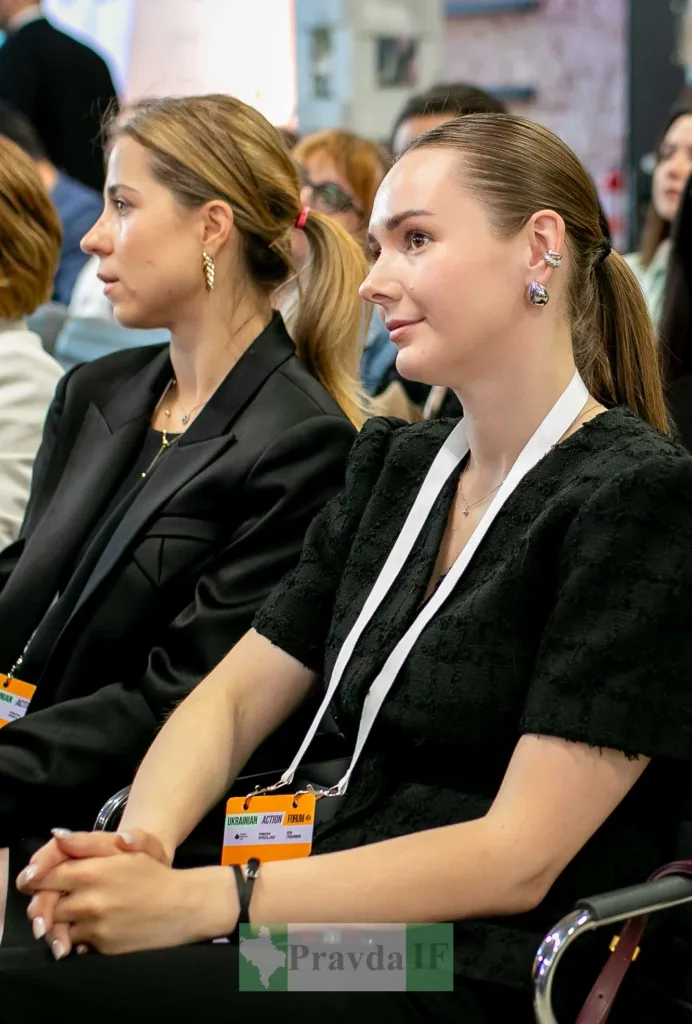 Учасниці конференції уважно слухають доповідь