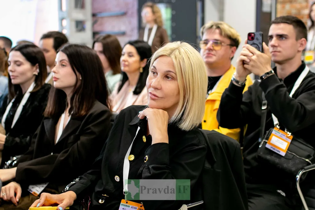 Учасники конференції уважно слухають презентацію