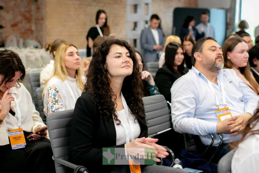 Люди слухають доповідь на бізнес-конференції