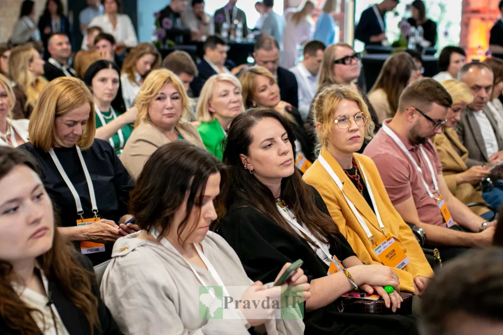 Учасники конференції слухають виступ
