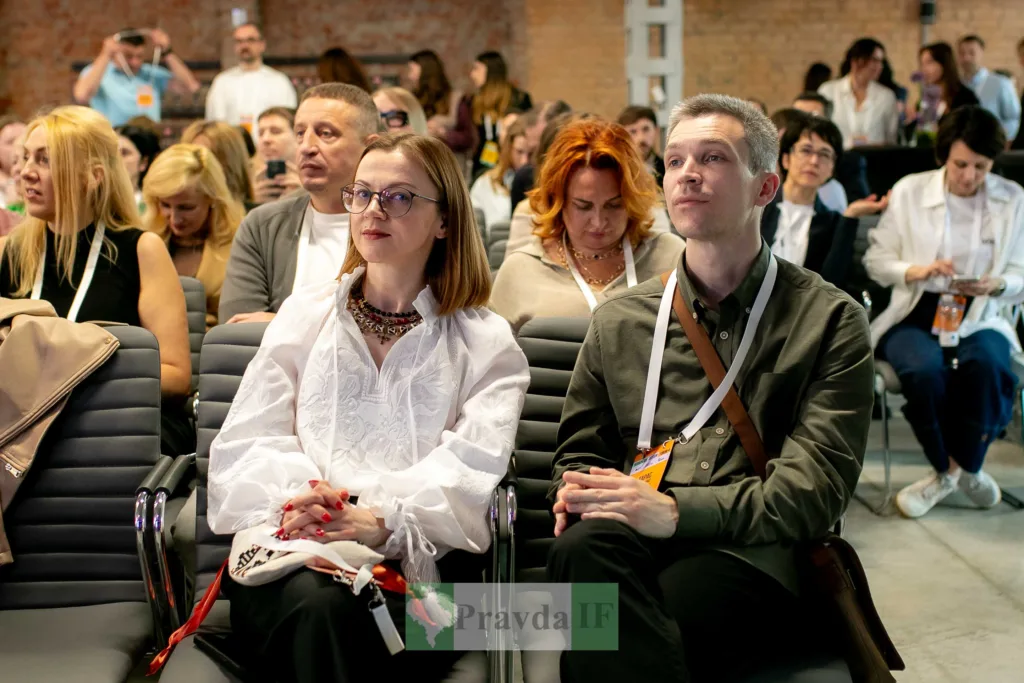 Учасники конференції сидять у залі