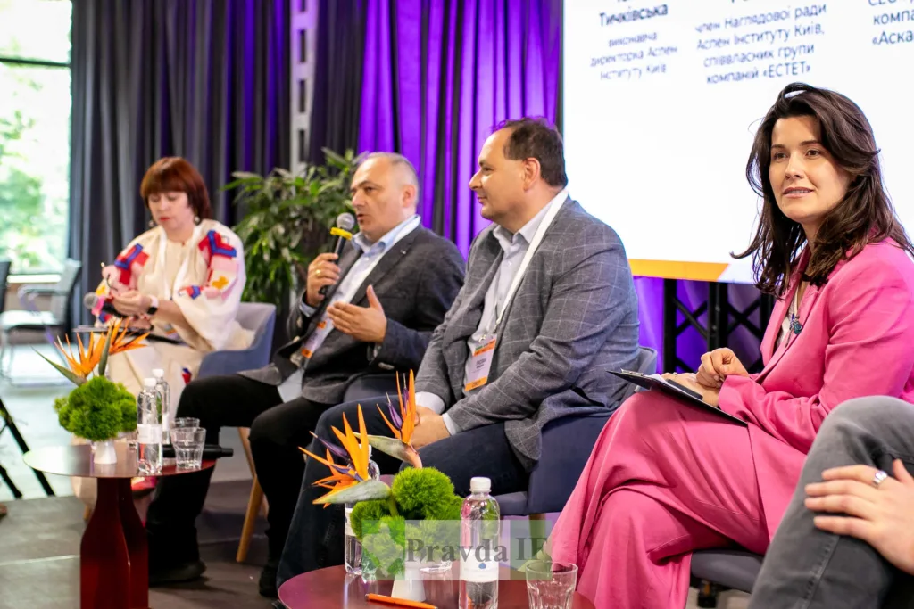 Панельна дискусія на конференції з інновацій у Києві