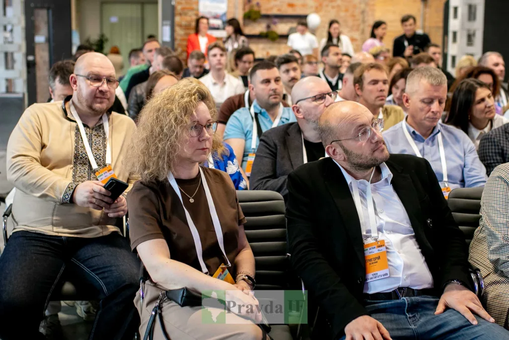 Люди слухають презентацію на конференції