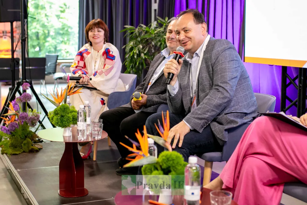 Панельна дискусія на конференції з мікрофонами