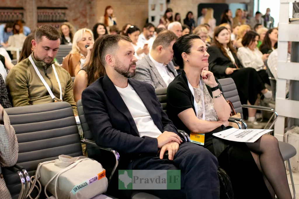 Учасники слухають виступ на конференції