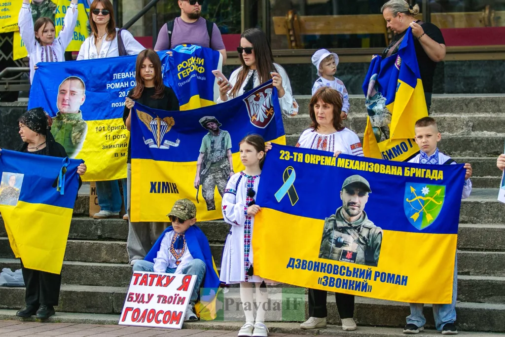 Українці тримають прапори й плакати на підтримку героїв