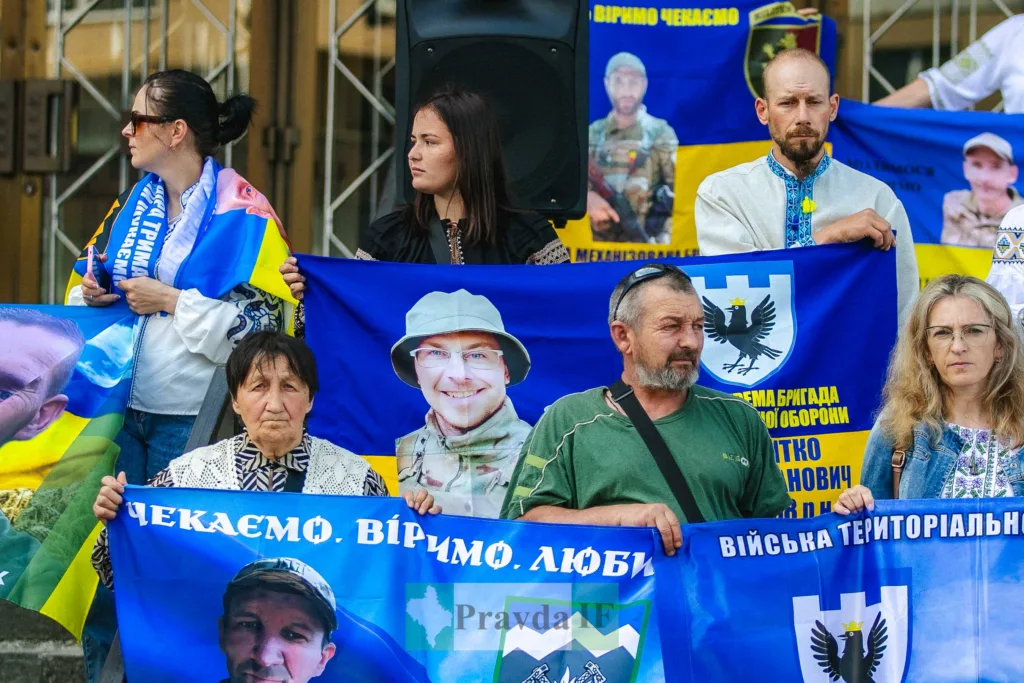 Українці з прапорами підтримують військових героїв