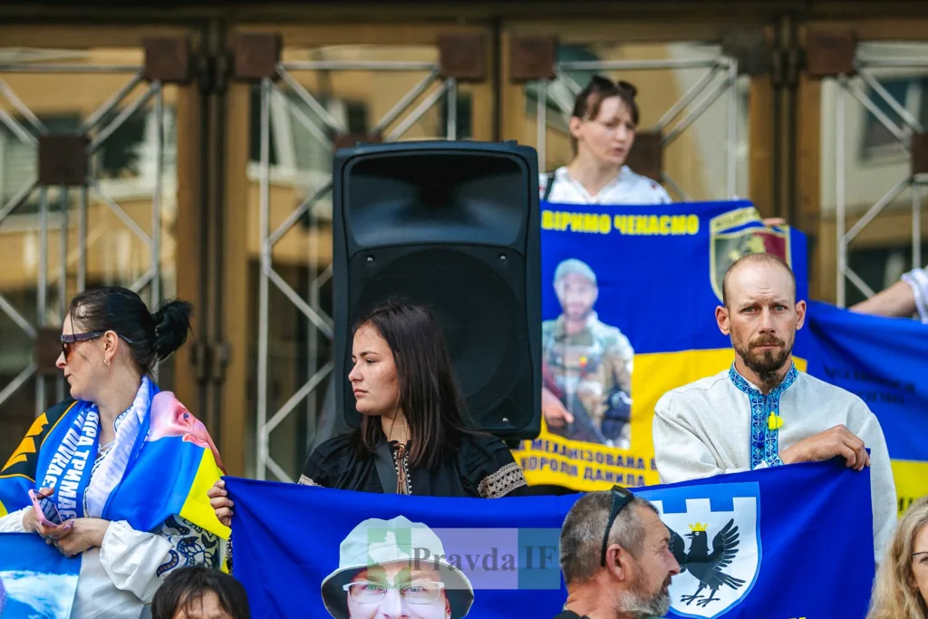 Люди тримають українські прапори на мітингу підтримки