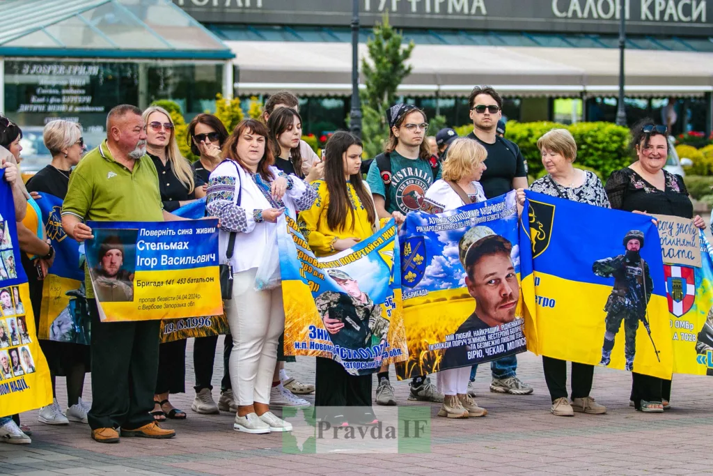 Люди тримають плакати на підтримку українських військових