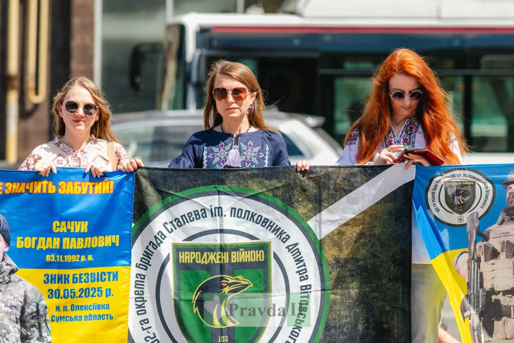 Жінки тримають банери на патріотичному мітингу