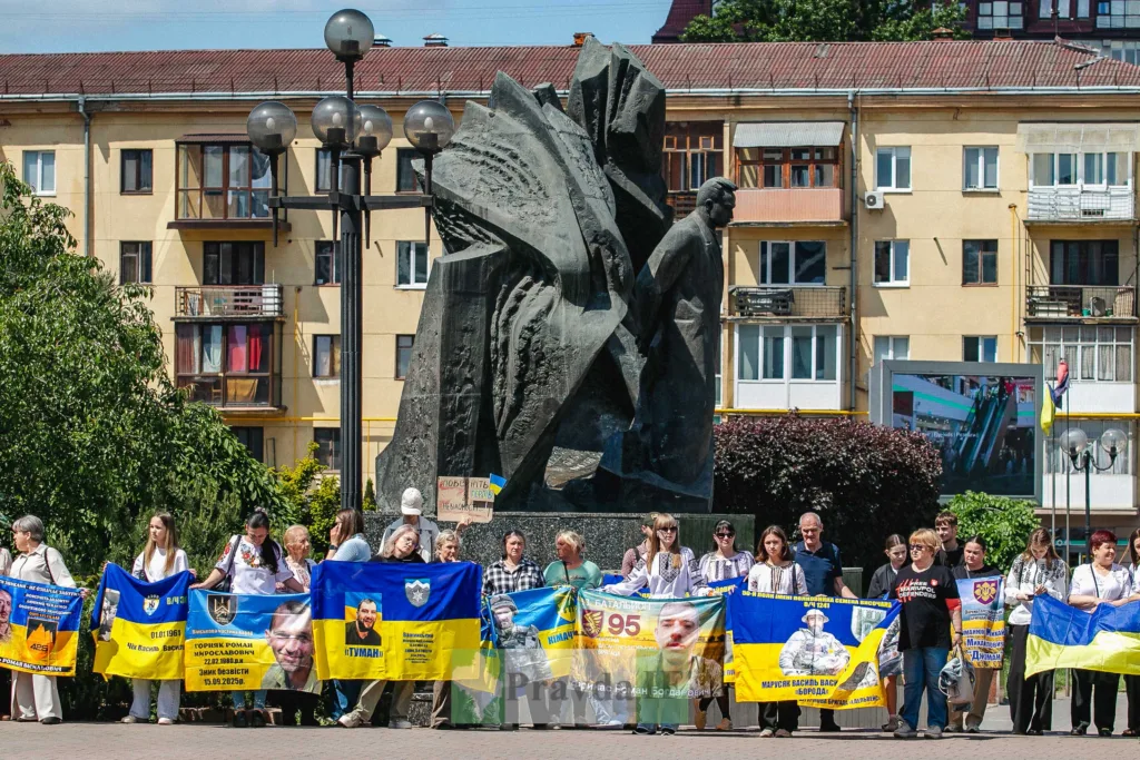Мітинг у Львові біля пам'ятника з українськими прапорами
