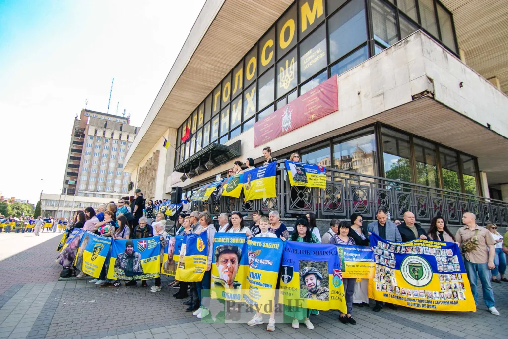 Мітинг підтримки українських захисників біля театру