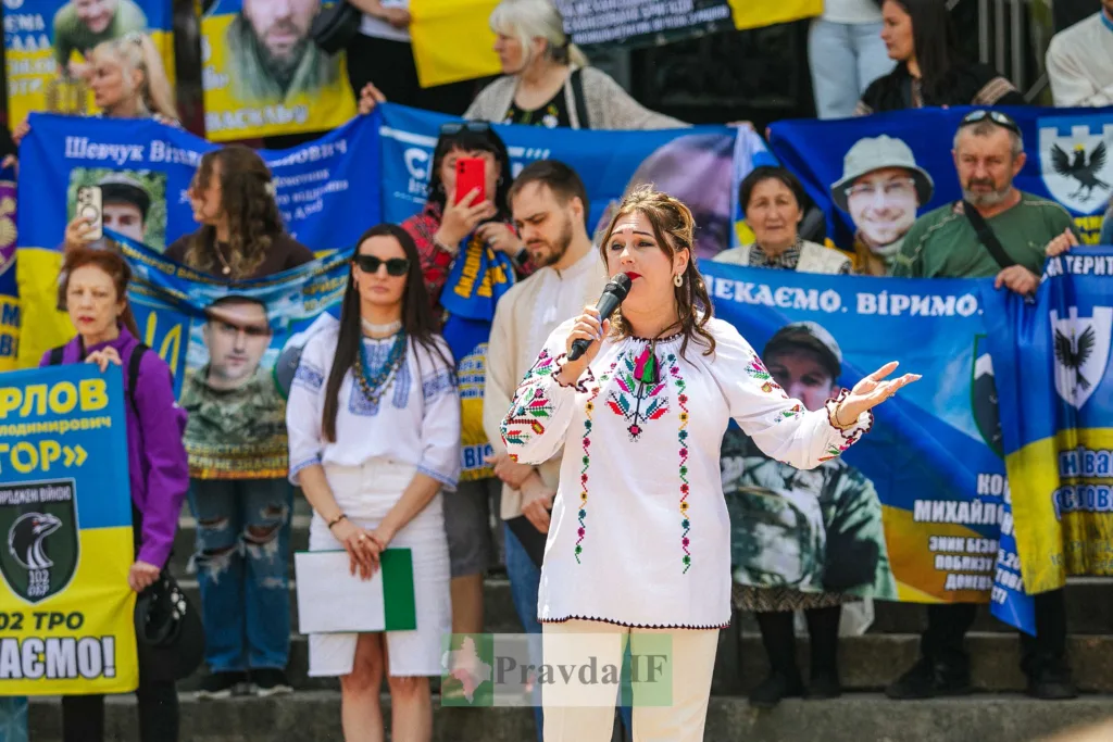 Жінка виступає на патріотичному мітингу в Україні