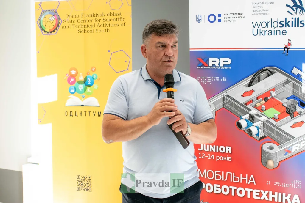 Чоловік виступає на конкурсі WorldSkills Ukraine