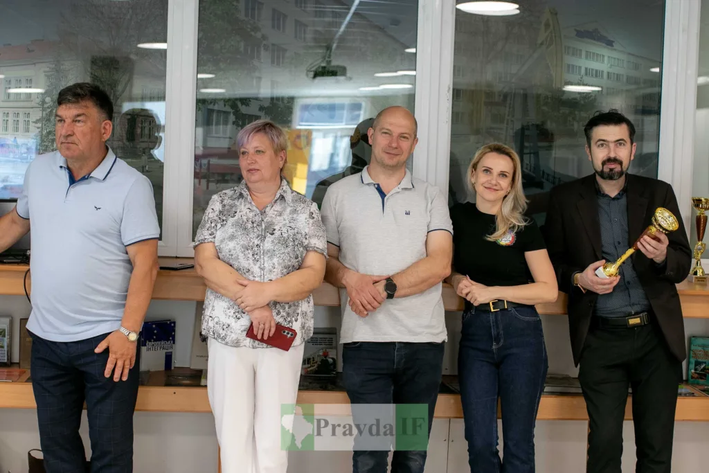 Група людей з трофеєм у приміщенні
