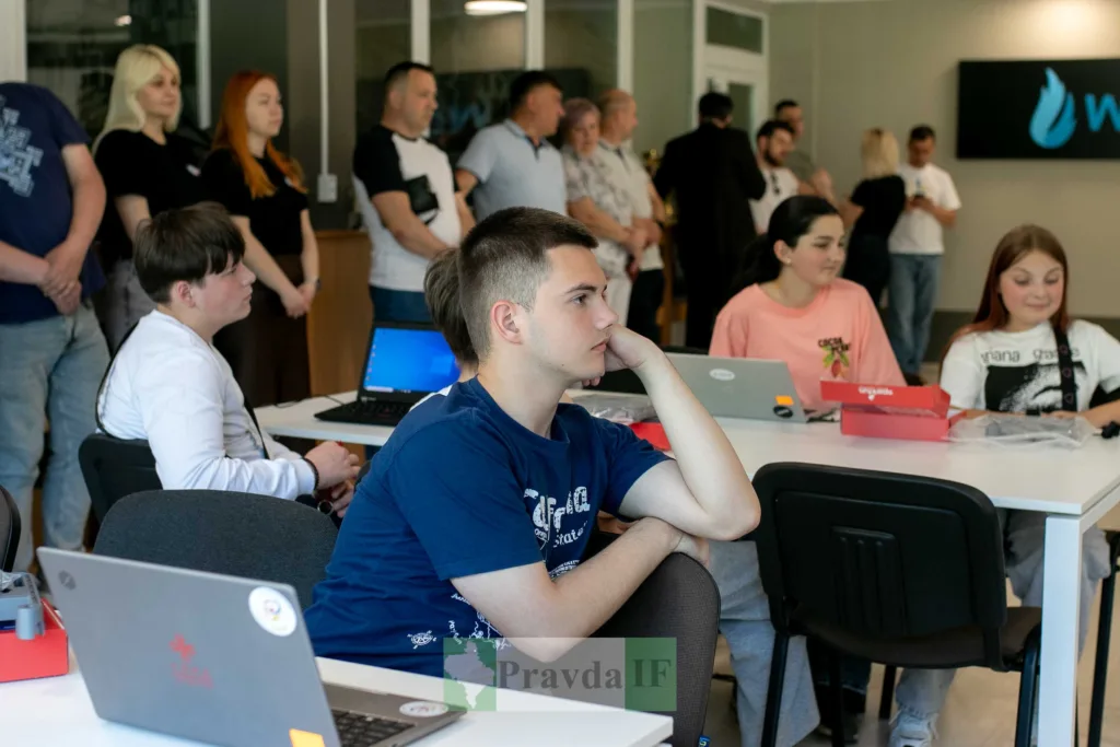 Студенти працюють за ноутбуками під час навчання