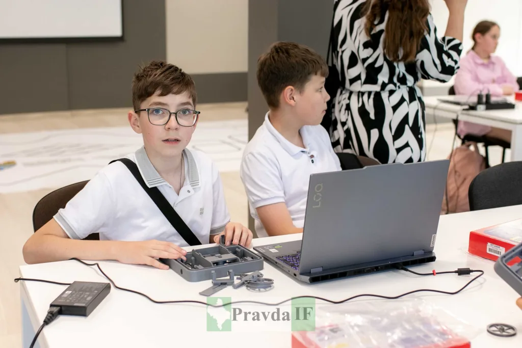 Діти складають робототехніку на уроці STEM