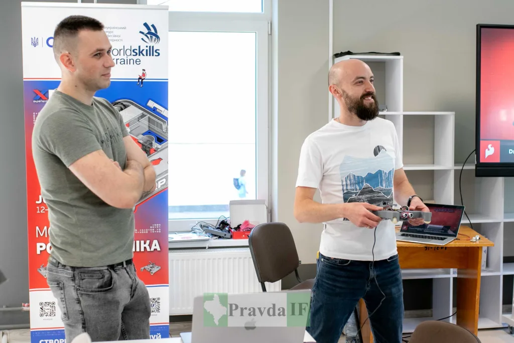 Учасники змагання WorldSkills Ukraine демонструють робототехніку
