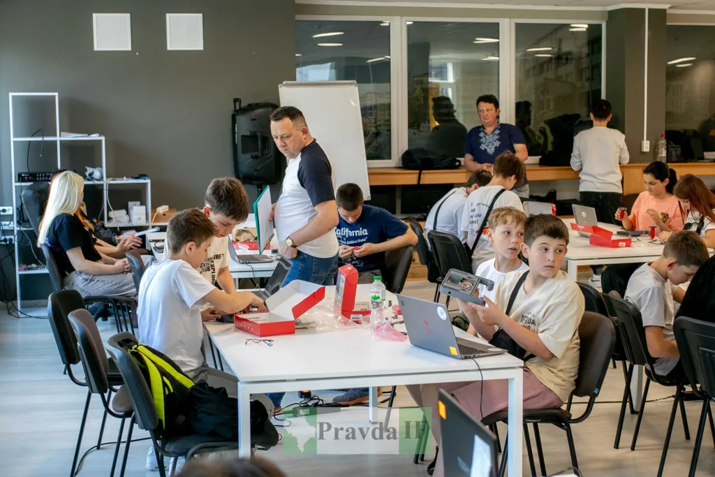 Діти навчаються робототехніці у класі