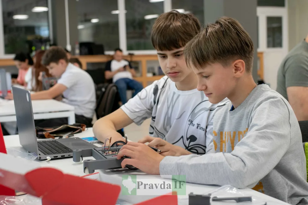 Діти навчаються робототехніці в класі