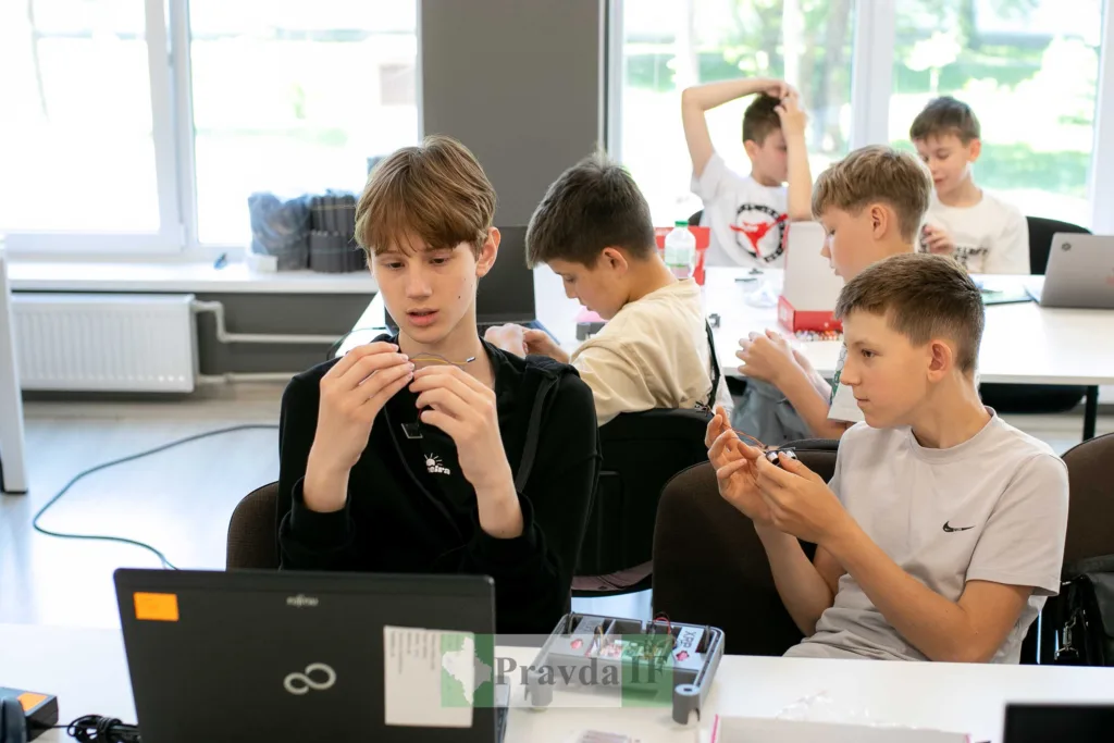 Діти вчаться робототехніці в класі